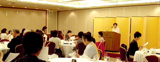 2007年(平成19年)の8月4日に神戸ポートピアホテル（和楽の間）におきまして、 白梅会の第29回総会を開催いたしました。
